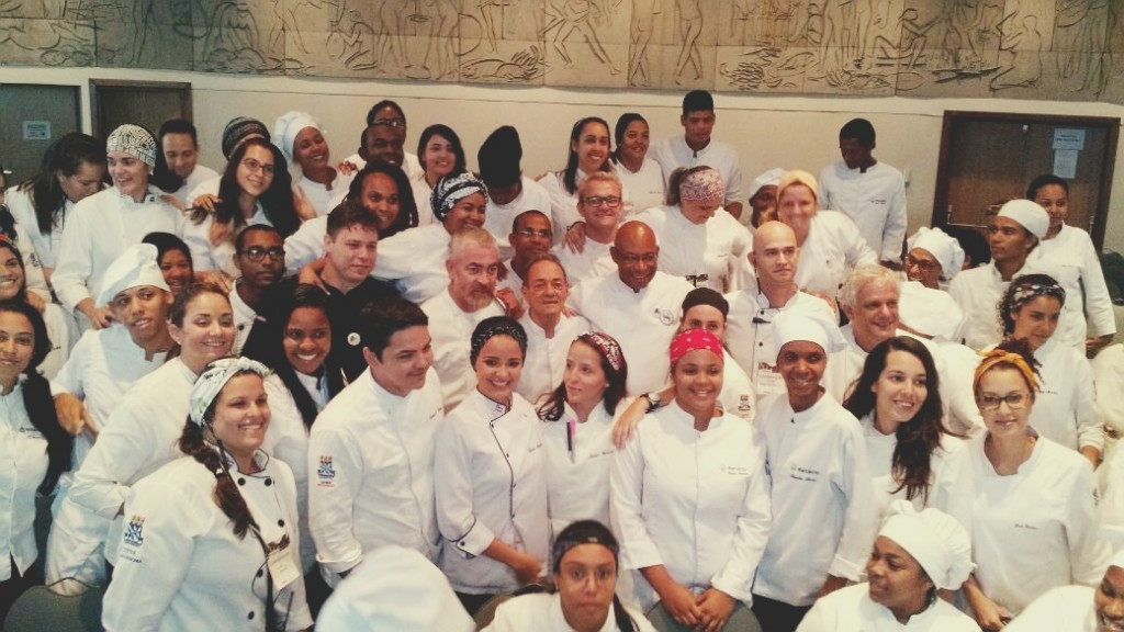 Turma de alunos posando para foto com os chefs convidados para participar do evento.