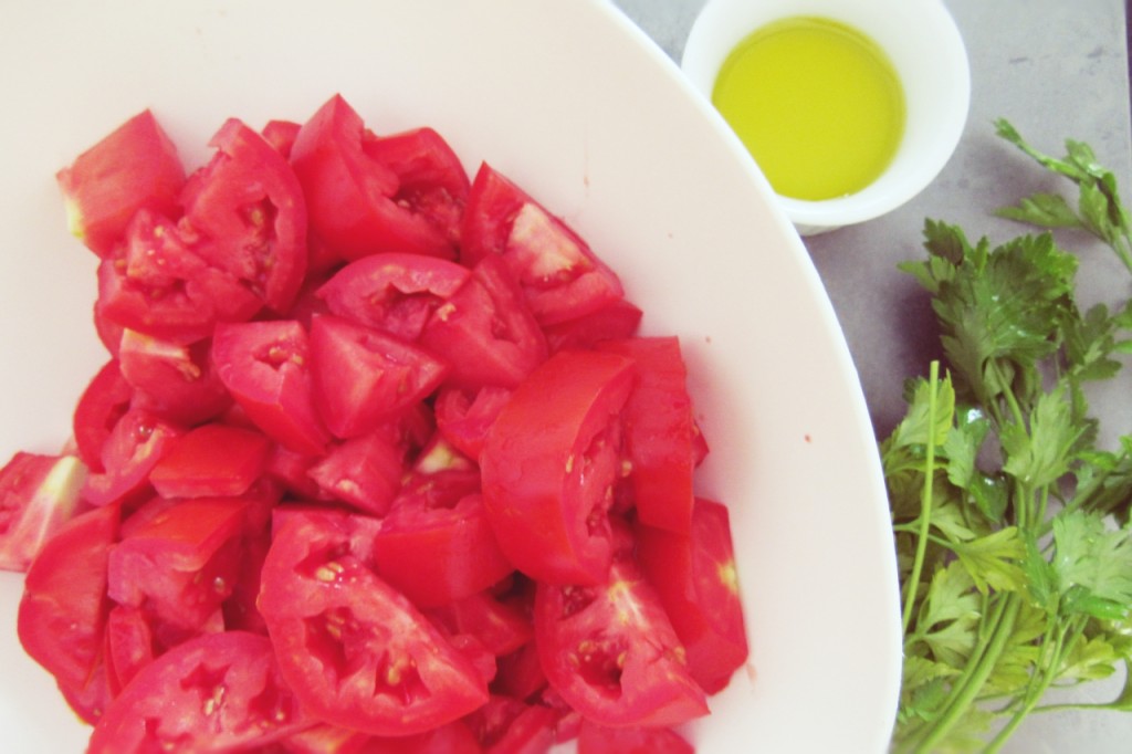 Ingredientes da receita: tomates, salsa lisa e azeite de oliva.