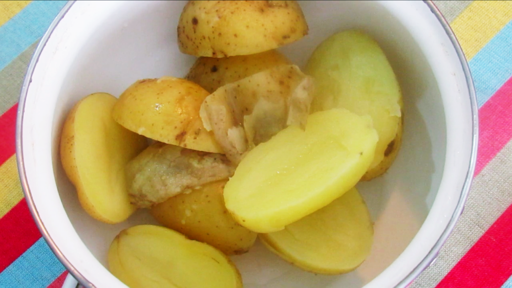 5 batatas inglesas cozidas em água.