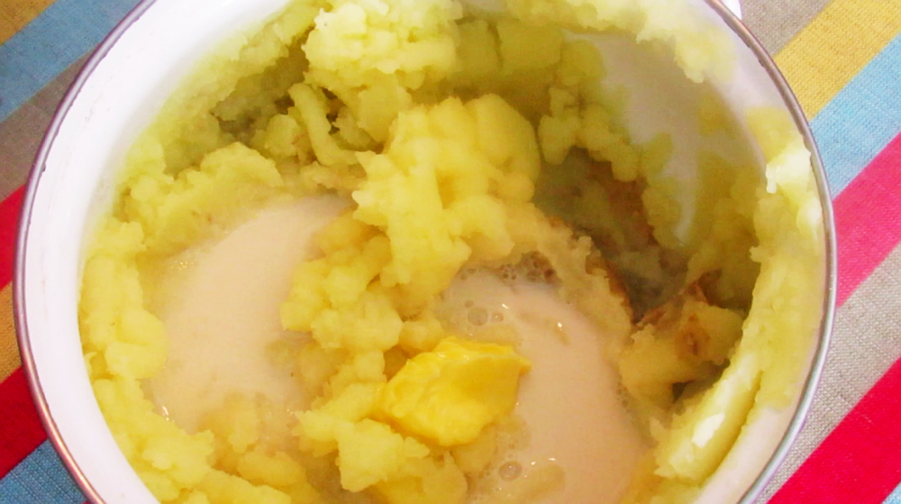 Batatas amassadas, leite e manteiga.