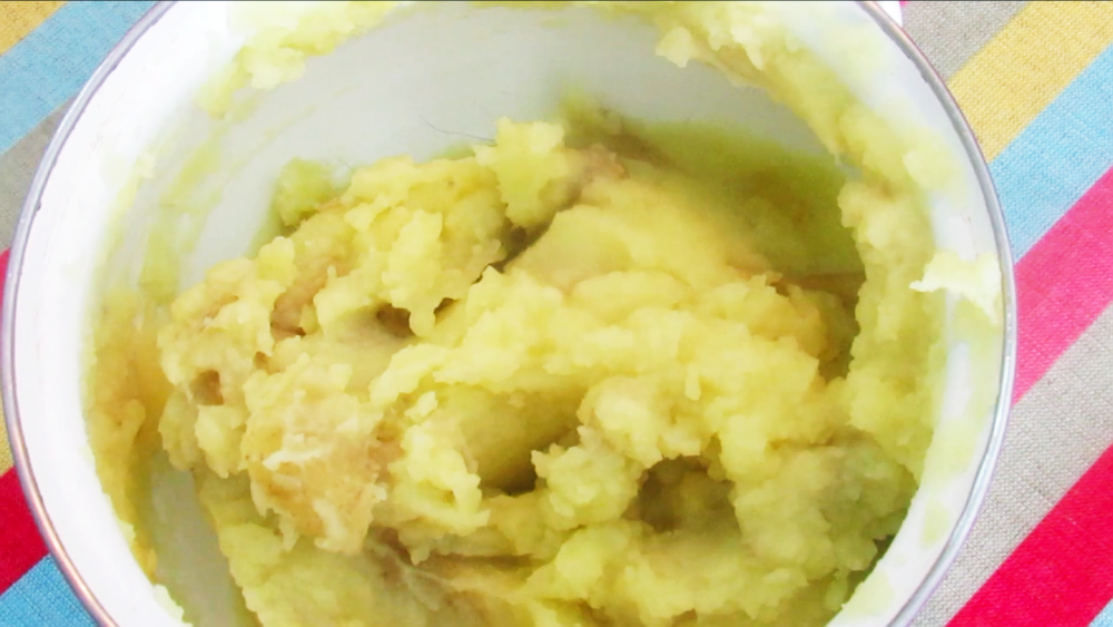 Batatas amassadas, leite e manteiga bem misturados.