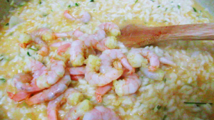 Após completo cozimento do arroz, adiciona-se os camarões.